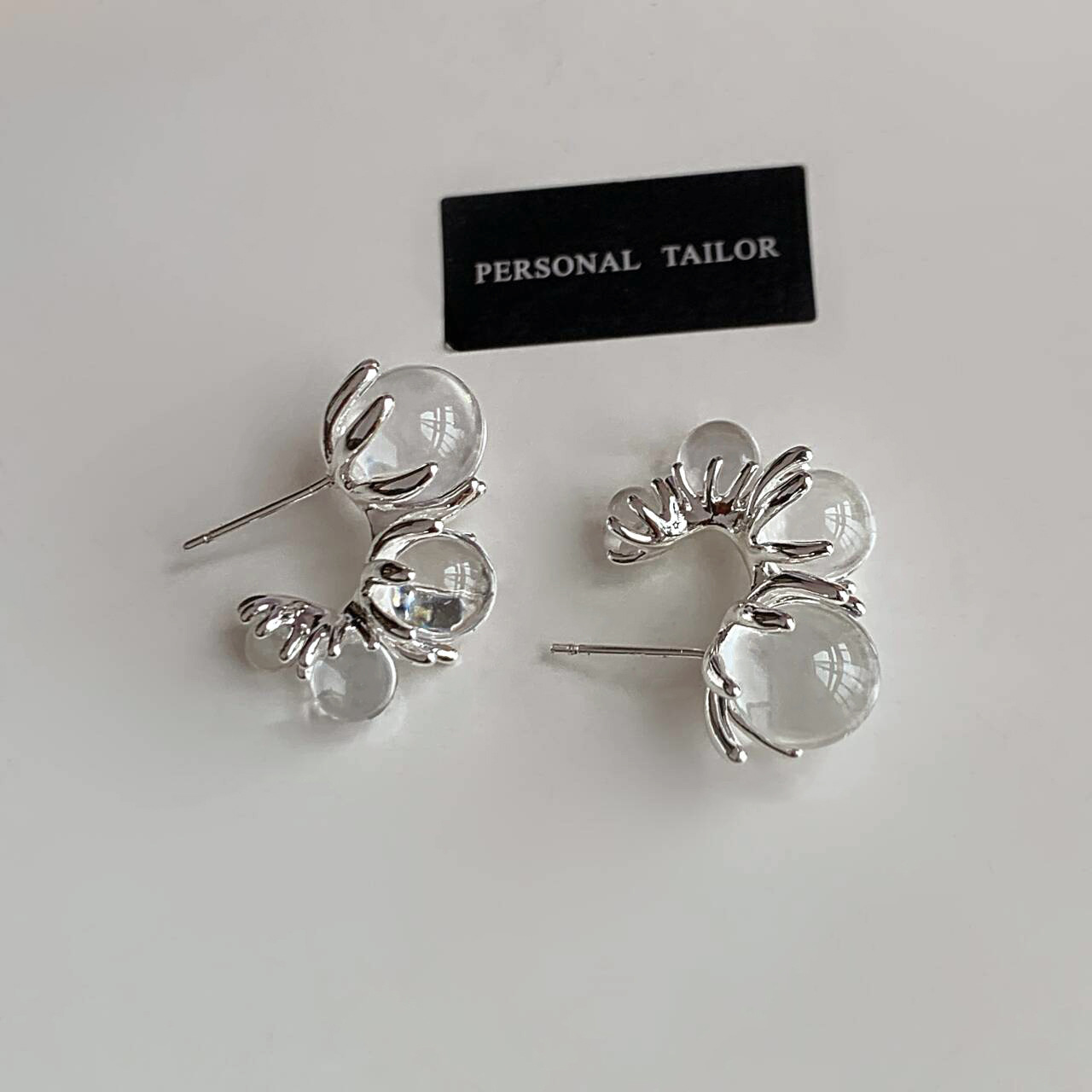 Oversized Sculptural Clear Acrylic Clip-on Earrings Modern Design_voghion.com