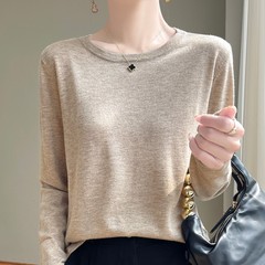 春と秋の精紡ウールの長袖のニットの女性の丸首の薄い金の绢糸のtシャツの中でファッションの百合の底のシャツを掛けます。