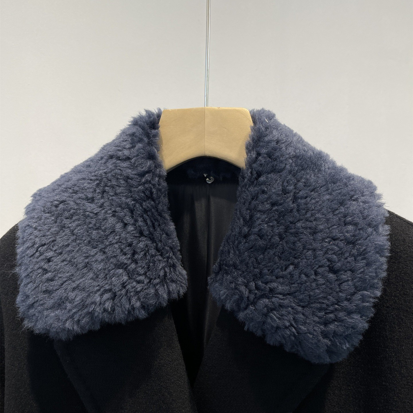 블랙 PLUS 버전 "빙바 큐프라 실크 & 네이비 퍼 칼라"