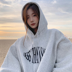 韓国版のアルファベットのプリントとベルベットの薄い灰色のパーカーの女子学生の秋冬の怠惰な風はゆったりしています。