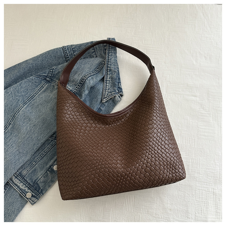 Bolso de axila de gran capacidad de sentido superior mujer 2023 nuevo bolso de hombro de moda de verano retro bolso especial de cercanías