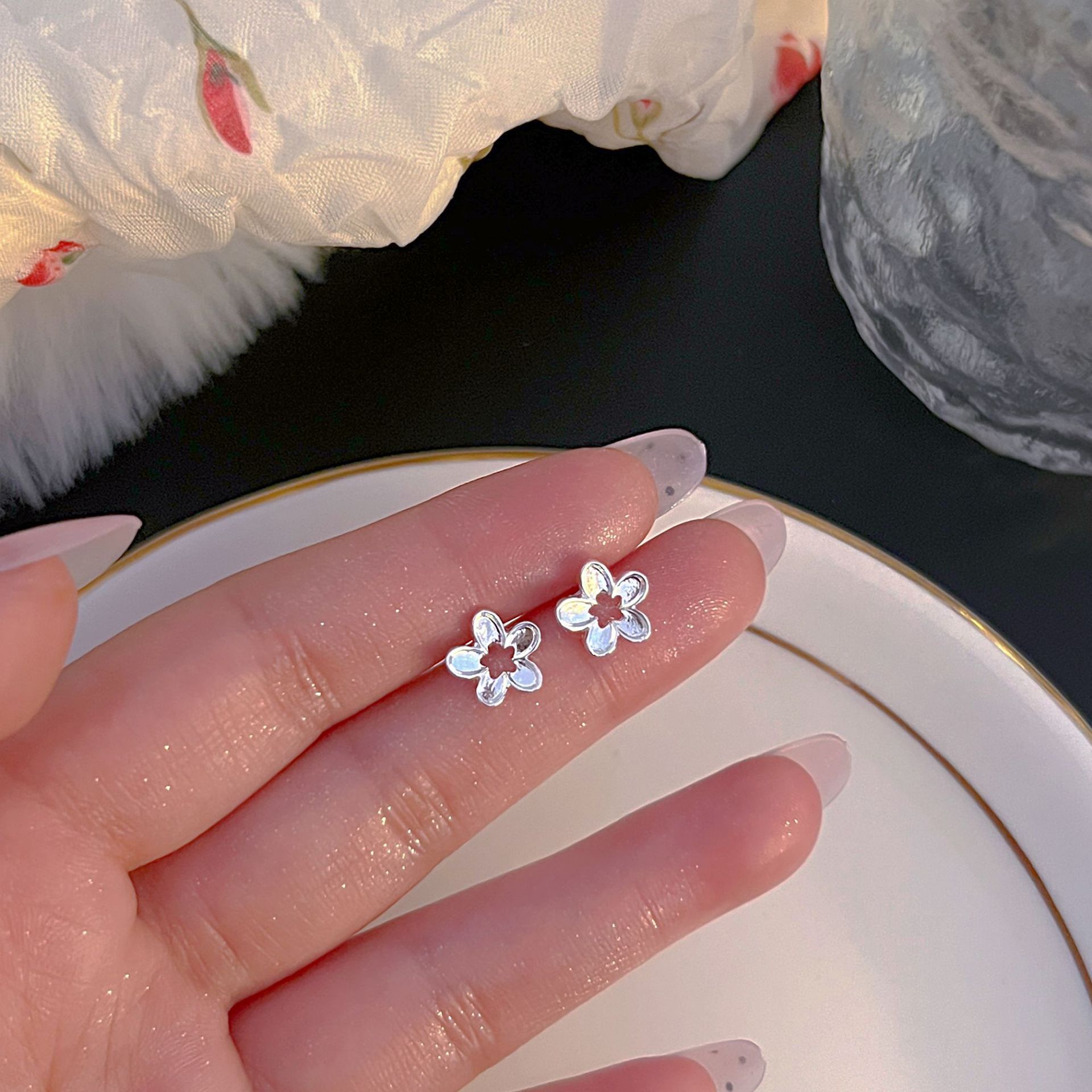 Kleine S999 Sterlingsilber Ohrlöcher Pflege-Ohrstecker Damen 2025 neue Kollektion Trend vielseitige Ohrringe hochwertiges Ohrschmuck Großhandel