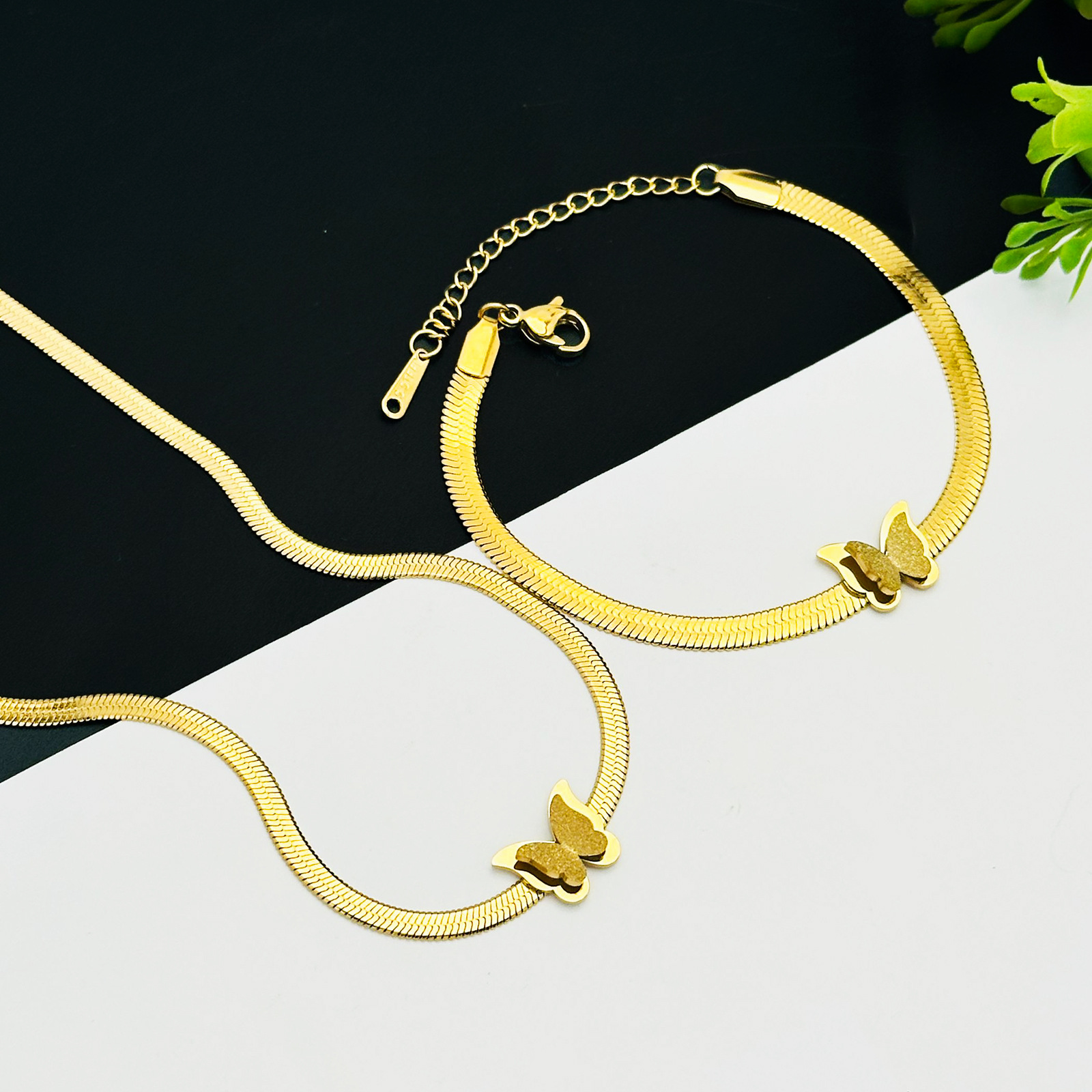 Temperamento de acero de titanio simple collar de cuchilla de mariposa mujer no desvanecer pulsera moda dorada accesorios de conjunto universal