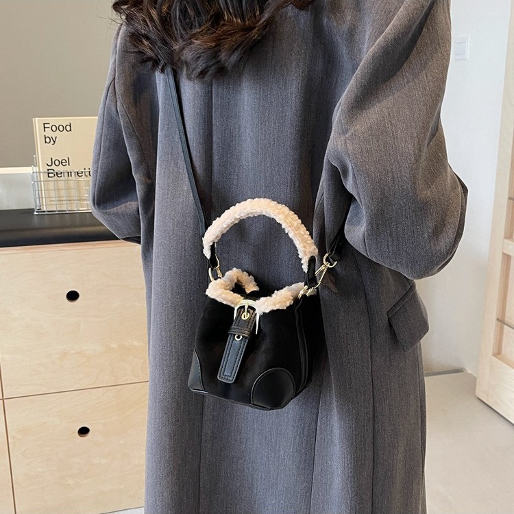 Otoño y invierno nuevo bolso infantil de lana de cordero Meilade mini bolso de cubo retro mochila mochila de mujer