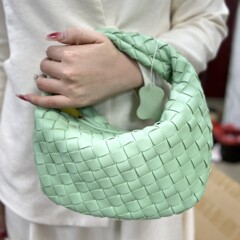 2025国境を越えた速売通のハンドバッグは、B家編みの女性バッグの腋の下にカジュアルな餃子バッグを持っている