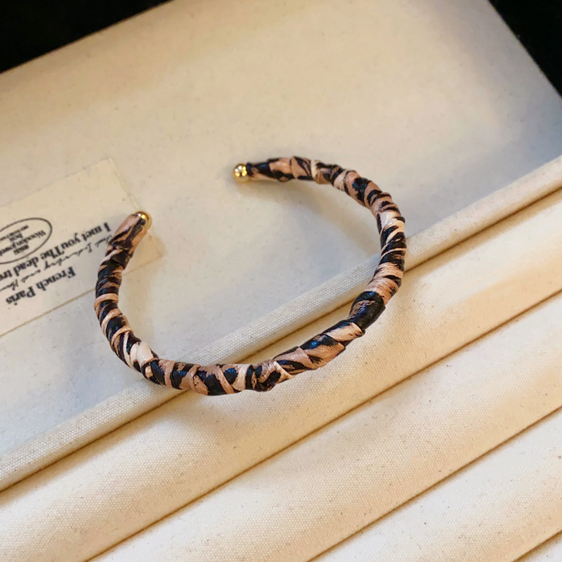 Pulsera abierta galvanizada de oro Real, pulsera coreana con textura de metal, nicho de estilo frío, joyería de alta gama al por mayor