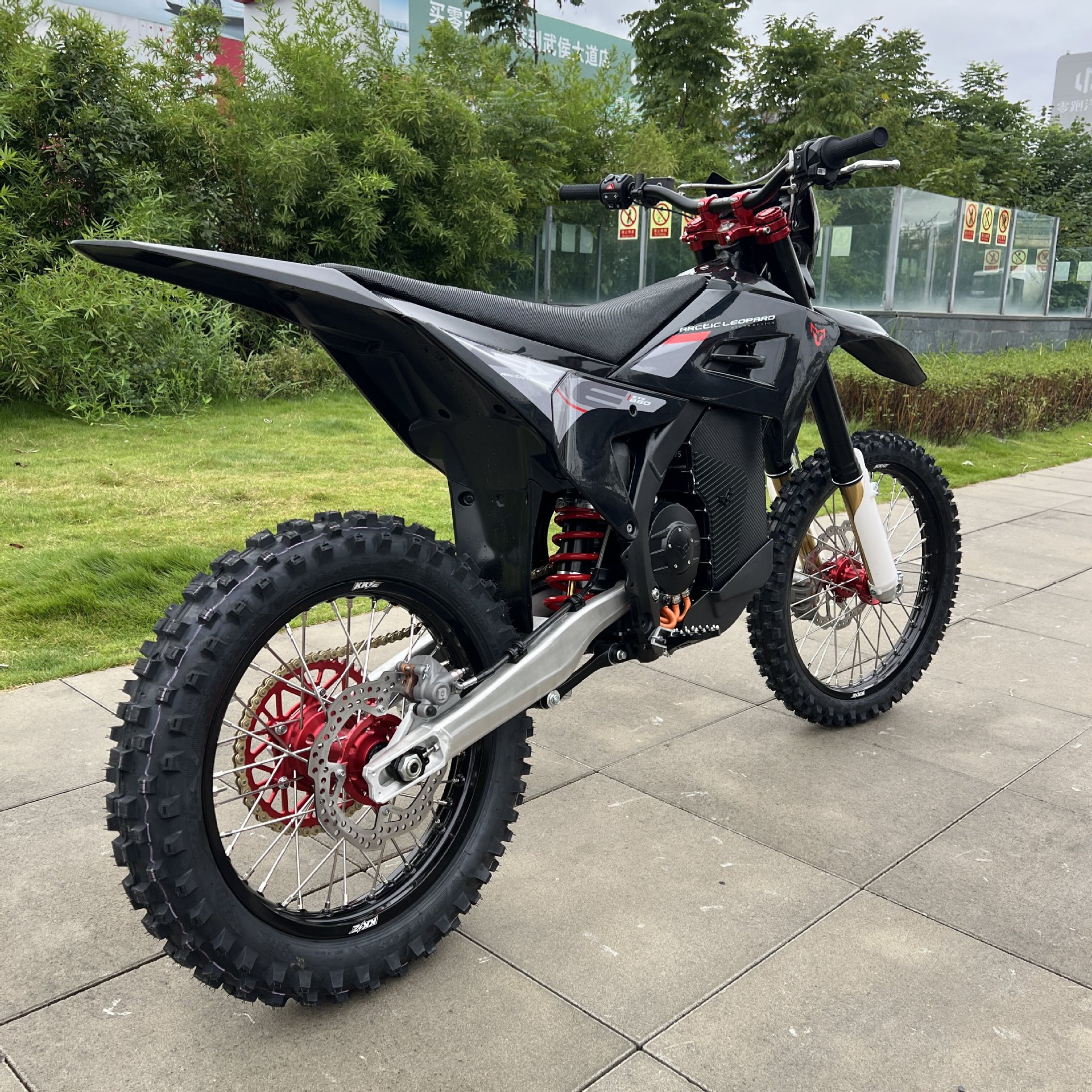 Arctic Leopard Snow Leopard EXE880 full-size electric off-road…