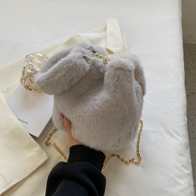 Bolso de peluche de mujeres otoño y invierno 2025 nuevo lindo bolso de cubo de mano bolso de lana de moda simple cadena mochila