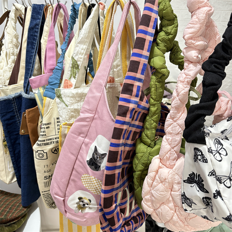 Clearance Canvas Bag Women's Shoulder Bag Autumn and Winter Large Capacity Handbag Student School Bag Cloth Bag Shopping Bag Clearance Canvas Bag Women's Shoulder Bag Autumn and Winter Large Capacity Handbag Student School Bag Cloth Bag Shopping Bag