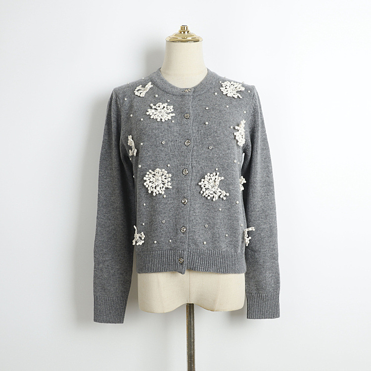 Inner Cardigan for Spring and Autumn 2026 New Women's Fashion with Three-Dimensional Chrysanthemum Flowers, Versatile Loose-Fitting Plus-Size Cashmere Knit Jacket