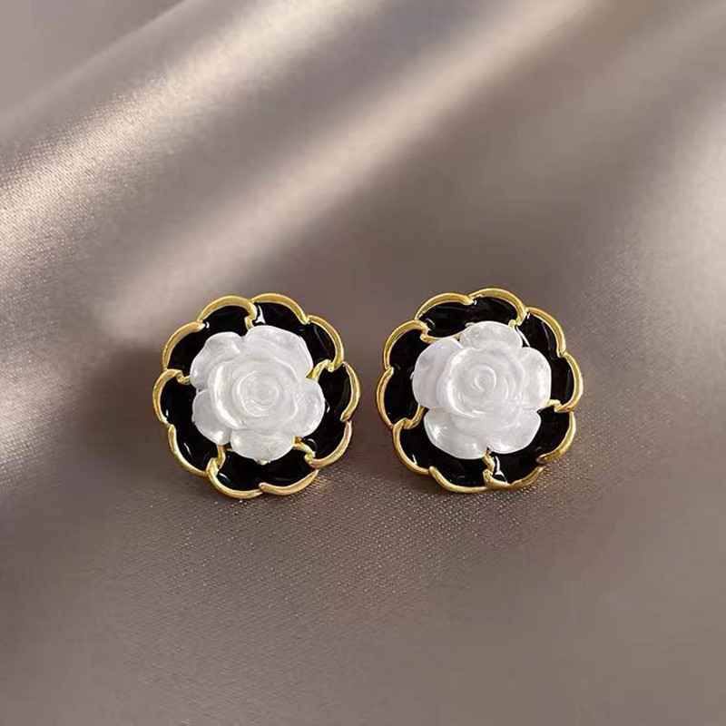 8#Black and white rose earrings