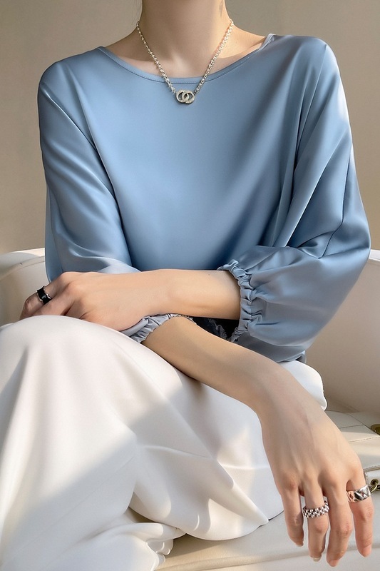 デパートの同じ半袖tシャツの女性夏2025の新型の肩の高級感の酢酸のサテンの百合の質感の底のシャツ|undefined