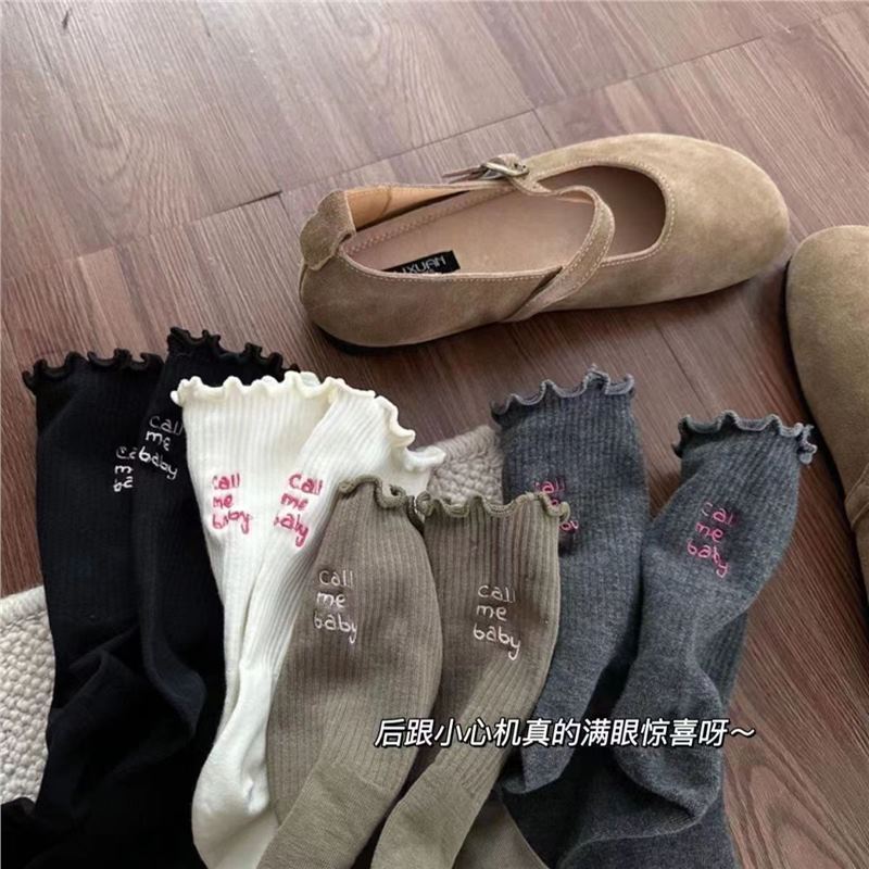 秋冬の韓国の新型のかわいい吸汗少女の木の耳元の靴下のかかとのアルファベットの縦の紋様の中筒の通気性の積み重ねの靴下|undefined