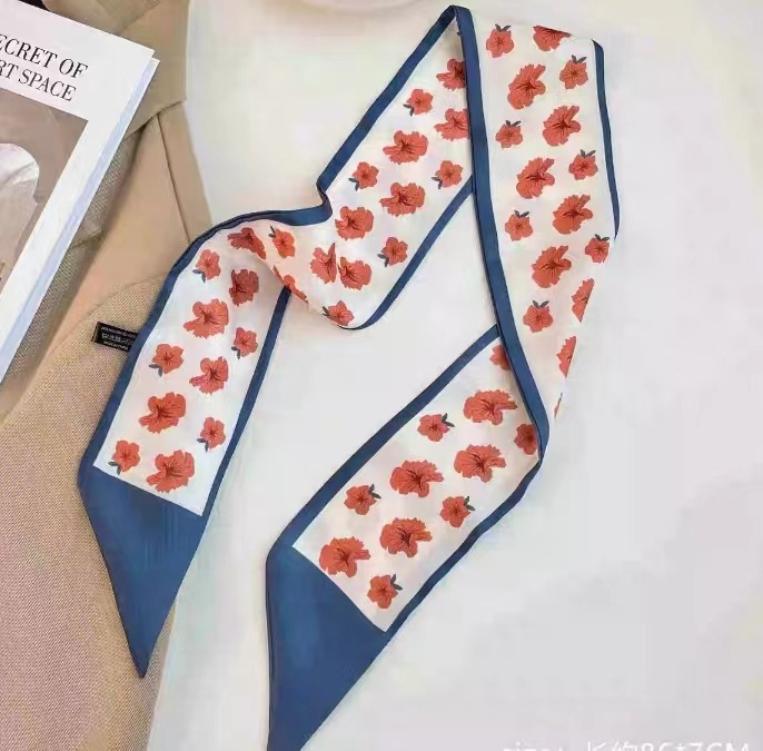 Шелковый шарф* красные лепестки синего края