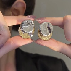 金と銀の色合わせの金属の丸いイヤリングs925銀の針の女性の潮の気質の冷たい風のシンプルな百合の耳飾り