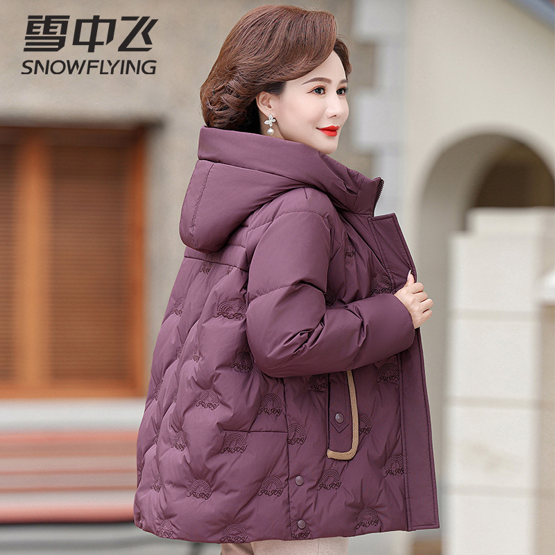 눈 속에서 날아다니는 중년 어머니들을 위한 겨울 짧은 후드 다운 재킷 2025년 신상 겨울 중노년 여성 패션 재킷