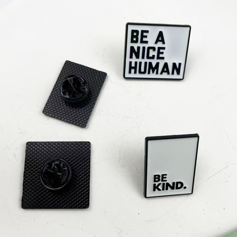 Broche de metal de etiqueta geométrica en blanco y negro Insignia de accesorios de ropa en inglés simple Insignia de decoración de moda transfronteriza Insignia de cuello