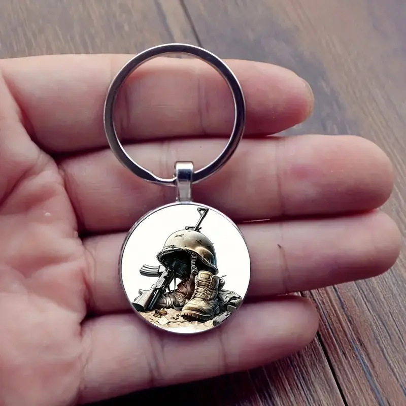 Botas de combate de estilo militar retro de 1 pieza, casco y diseño de arma - llavero colgante redondo de aleación de zinc