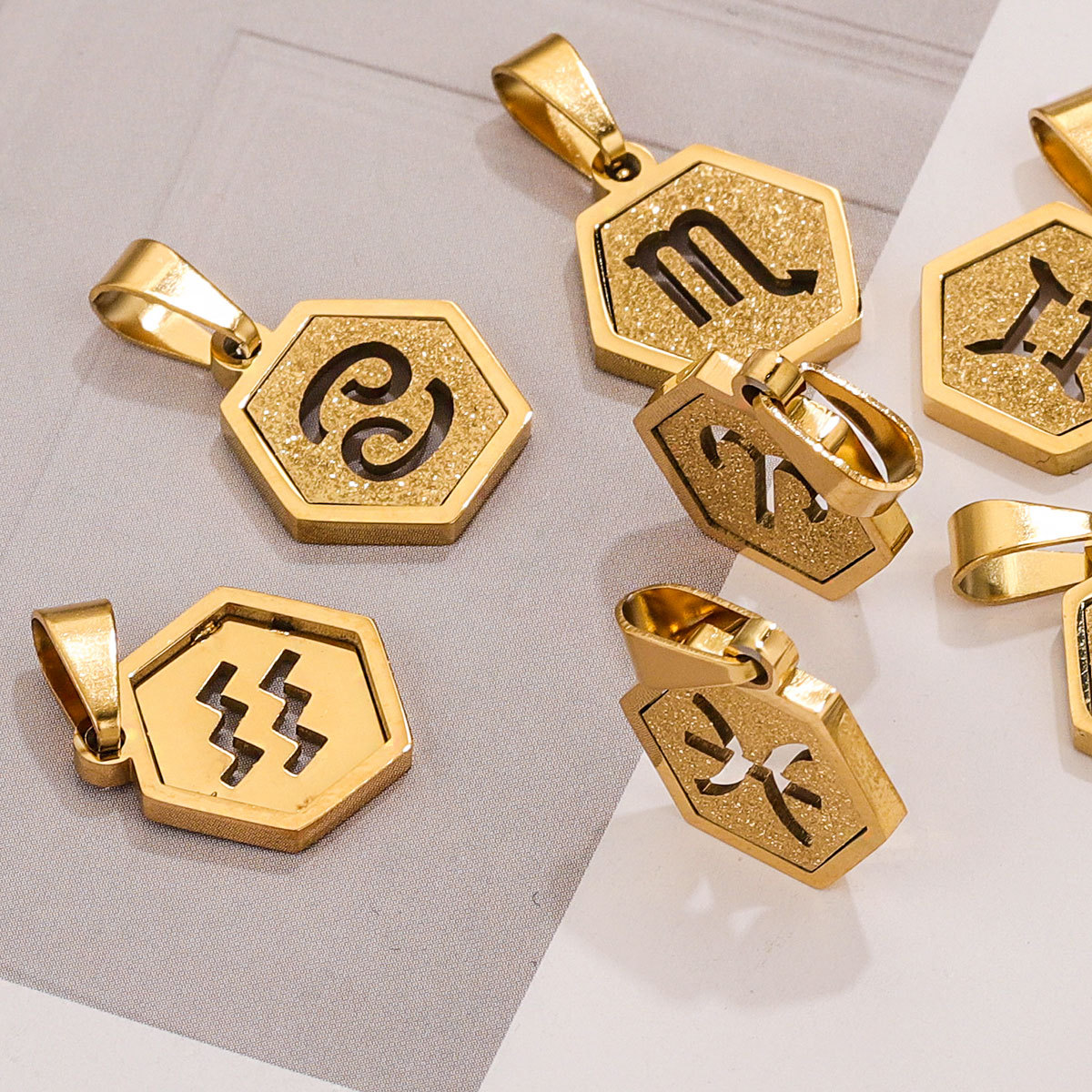 Hexagonal cuadrado europeo y americano arena de prensado de acero inoxidable 18K 12 colgante de constelación diseño de personalidad joyería DIY popular