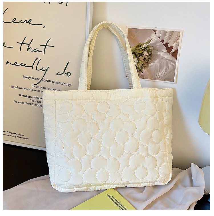 2023 Borsa da donna nuova Borsa a mano con coniglio tulipano ricamato Borsa da ascella per pendolari per ragazza carina cartone animato di grande capacità_voghion.com