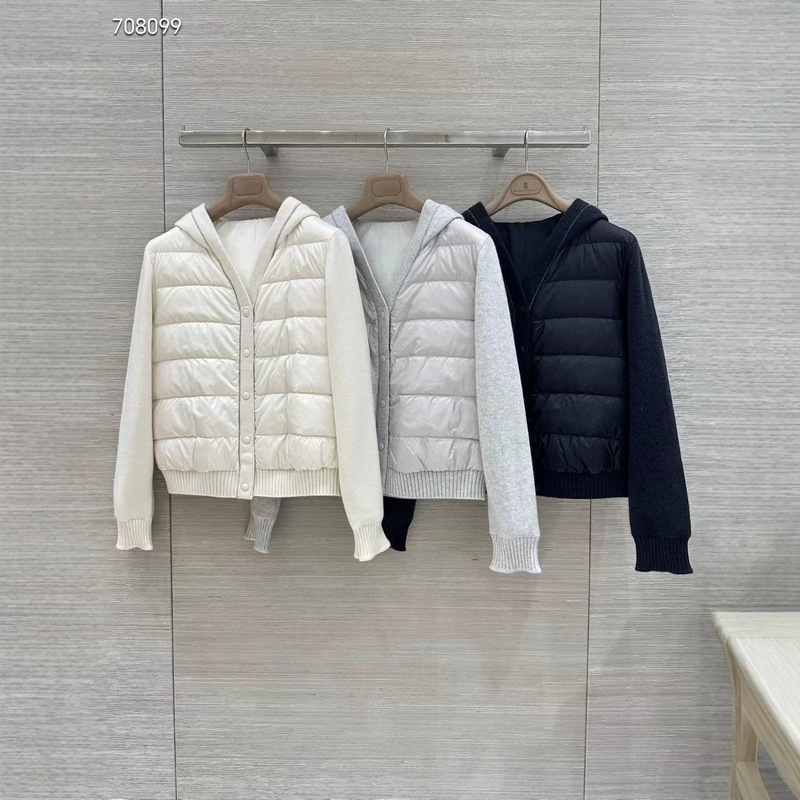 2026 Autumn/Winter New Collection: Fashionable, minimalist, and effortlessly chic hooded down jacket featuring a classic chain detail and pocket design