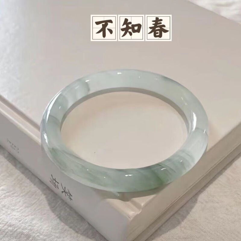 Simple, stylish, and high-quality flat and round bangle for women, featuring an ice-like, snow-white, and floral design, a new Chinese-style accessory that complements any outfit