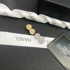 新商品の小香風双Cキラキラピアスミニ小型ジルコン純銀針は軽くて豪華なイヤリングを組み合わせています。