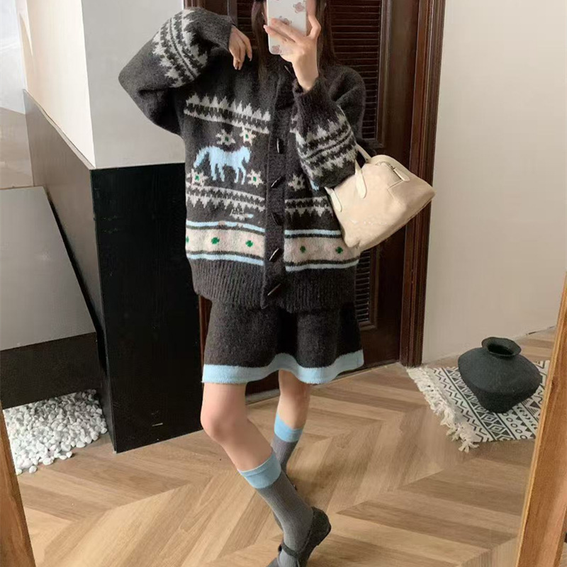 时尚复古针织提花套装女2025新款牛角扣加厚毛衣开衫+短裙两件套|undefined