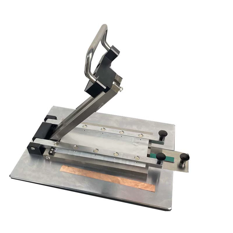 Пробоотборник медной фольги. Резак для алюминиевой фольги можно настроить с помощью нестандартного пробоотделителя новой энергетической батареи.