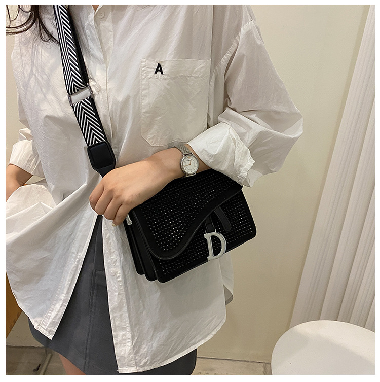 Women's Small Pu Leather Solid Color Streetwear Rhinestone Square Magnetic Buckle Crossbody Bag display picture 3