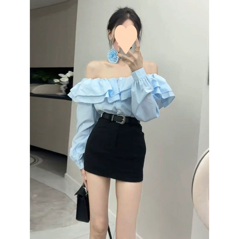 Осенняя новинка: модный женский комплект из блузки с рюшами на одно плечо и длинными рукавами и юбки с высокой талией, закрывающей бедра.