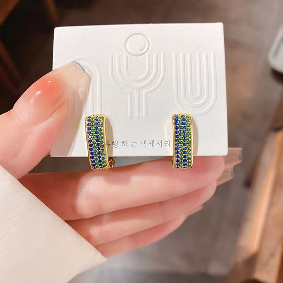 Transfronterizos de zircón geometría de diseño de nicho temperamento aretes de moda versátil alta sensación de orejas medievales