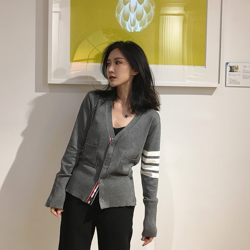 オリジナル品質tbカーディガン女性セーターショートコート修身グレー学院風vネックニット2025上着|undefined