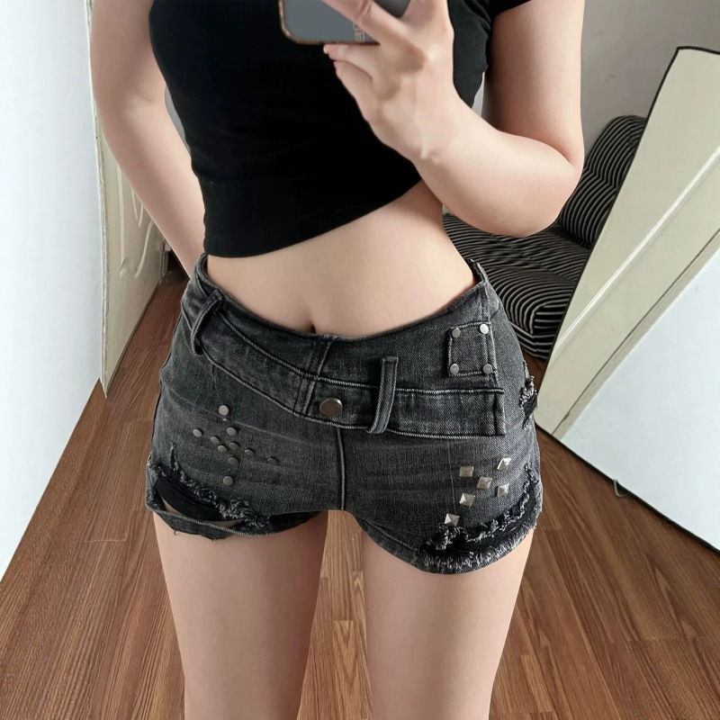 Black Studded Denim Shorts for Women, American Retro Low-Waist Hot Girl Style, Cool and Unique, High-End Folded Straight-Leg Hot Pants