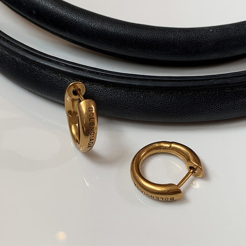 French-style temperament gold metal round hoop earrings with a misty matte sanding, simple and grand, high-end, light luxury ear hooks made of copper