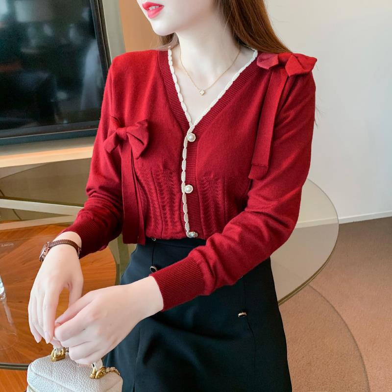 【針織衫推薦小撇步】如何挑選時尚又百搭的針織衫款式? 33 針織衫挑選小撇步5:大V領更顯瘦,更百搭