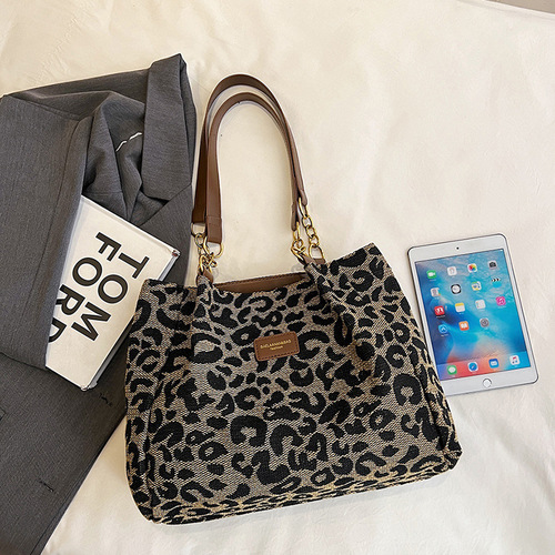 Vintage European and American-style commuter bag with large capacity and leopard print—autumn/winter trendy, casual, and effortlessly versatile tote.