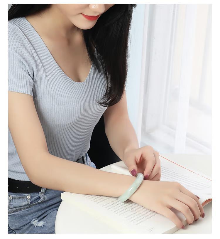 Vòng tay ngọc bích tự nhiên màu xanh lá nhạt, đường kính trong 52–64 mm chi tiết 3