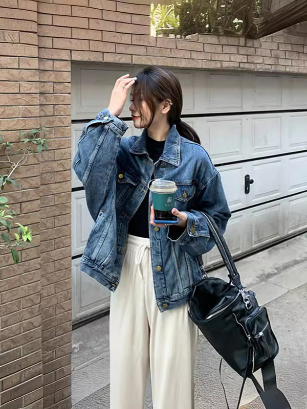 レトロなデニムのコートの女性は春と秋に合わせて小さい背がゆったりしています。|undefined