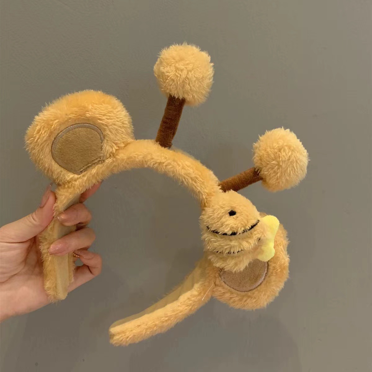 Cute pelúcia abeja cabello de dibujos animados cabello de dibujos animados pelúcia lavar la cara máscara de cabello gran descuento