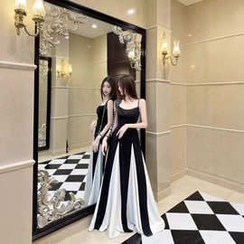 法式设计感黑白撞色拼接吊带连衣裙女2025夏季收腰显瘦度假风长裙