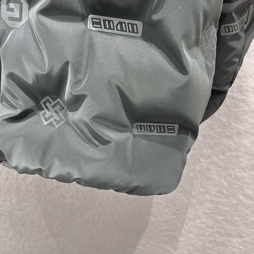 Abbigliamento maschile 2024 Giacca in cotone e seta da uomo europea ispessita calda con collo alto in rilievo a forma di G Giacca in cotone e seta punto di fornitura dal vivo_voghion.com