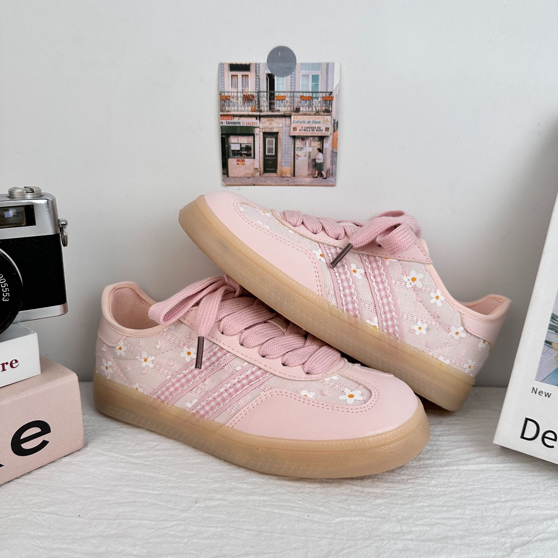 Yuanbo coreano zapatos de skate para mujeres 2025, verano nuevo bordado con zapatos blancos con falda retrógrada zapatos de entrenamiento alemán