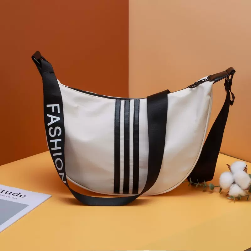 新款2025韩版男女斜挎包单肩包街头休闲学生条纹饺子包女通勤包