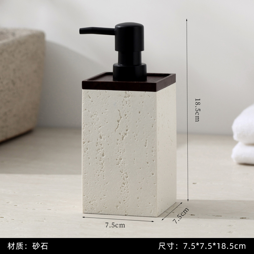 Frages de travertino, botellas de desinfectante de manos, tapas de nogal, botellas vacías de alto valor, detergente, champú, gel de ducha