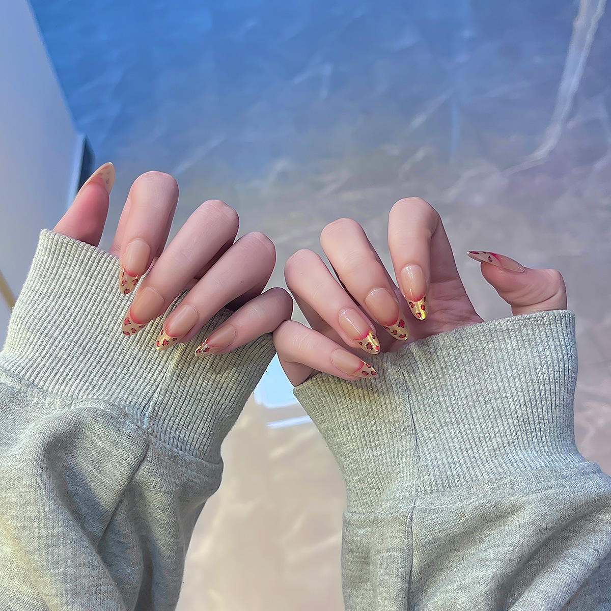 Uña hecha a mano de otoño y invierno gradiente estampado leopardo francés manicure tridimensional simple estilo de personalidad universal y medio mano de usar uñas