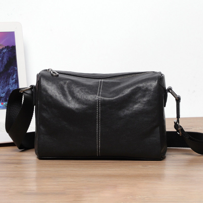 Túi đeo chéo nam da bò thuộc mềm dạng gối 29×11×17 cm — Màu đen