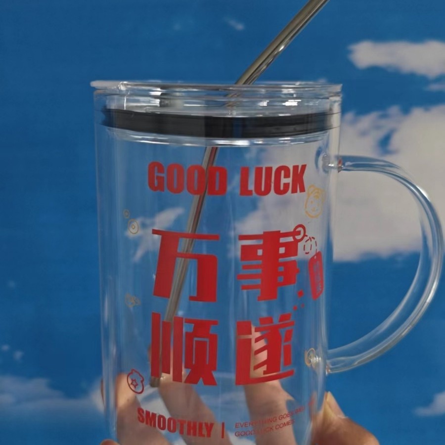 Resistente al calor ins Internet celebridad de gran capacidad de alta temperatura de vidrio borosilicato resistente elevar taza de agua con tapa y paja taza al por mayor