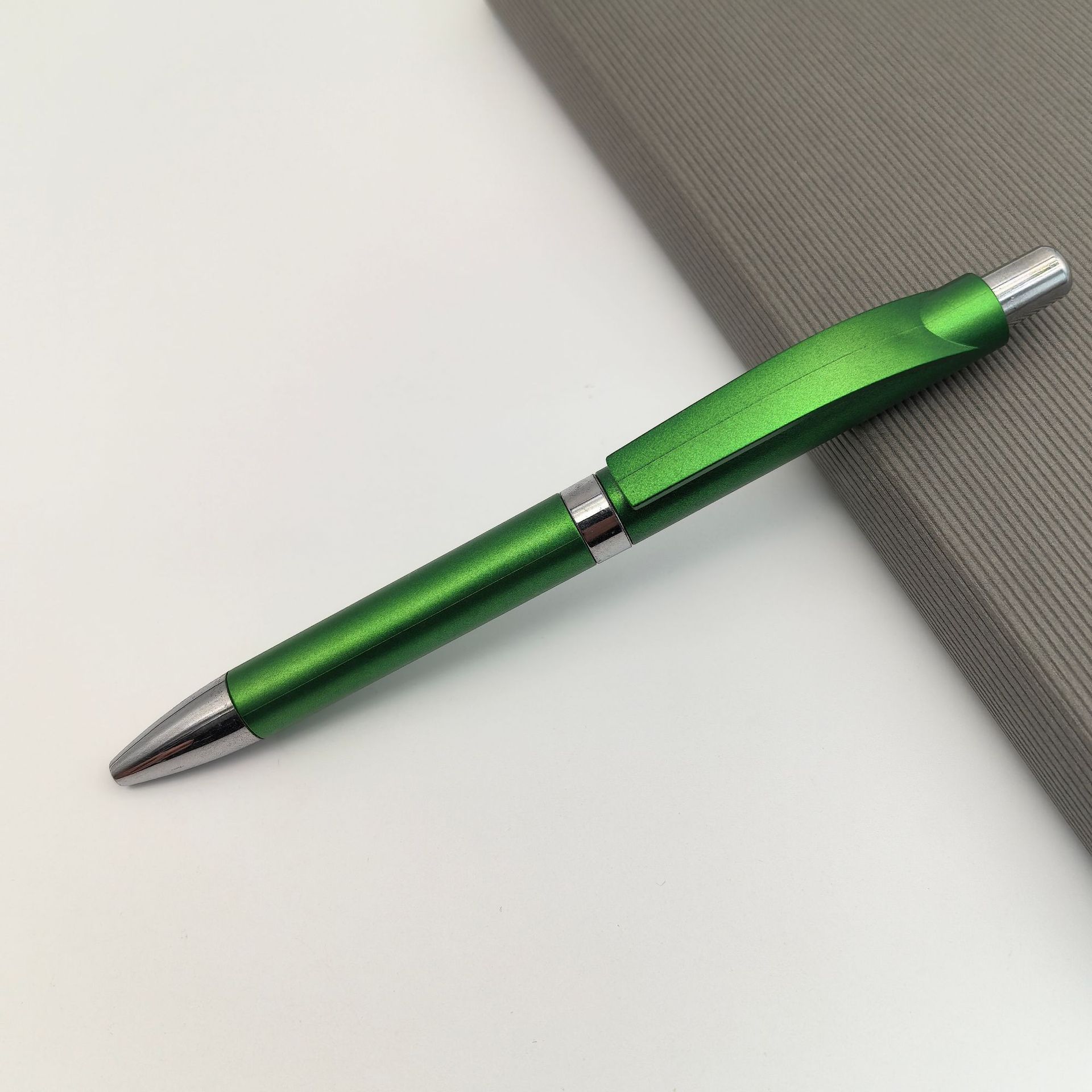 Bolígrafo publicitario de color de presión de poste de pintura de plástico logotipo personalizado bolígrafo de regalo publicitario bolígrafo de hotel promocional