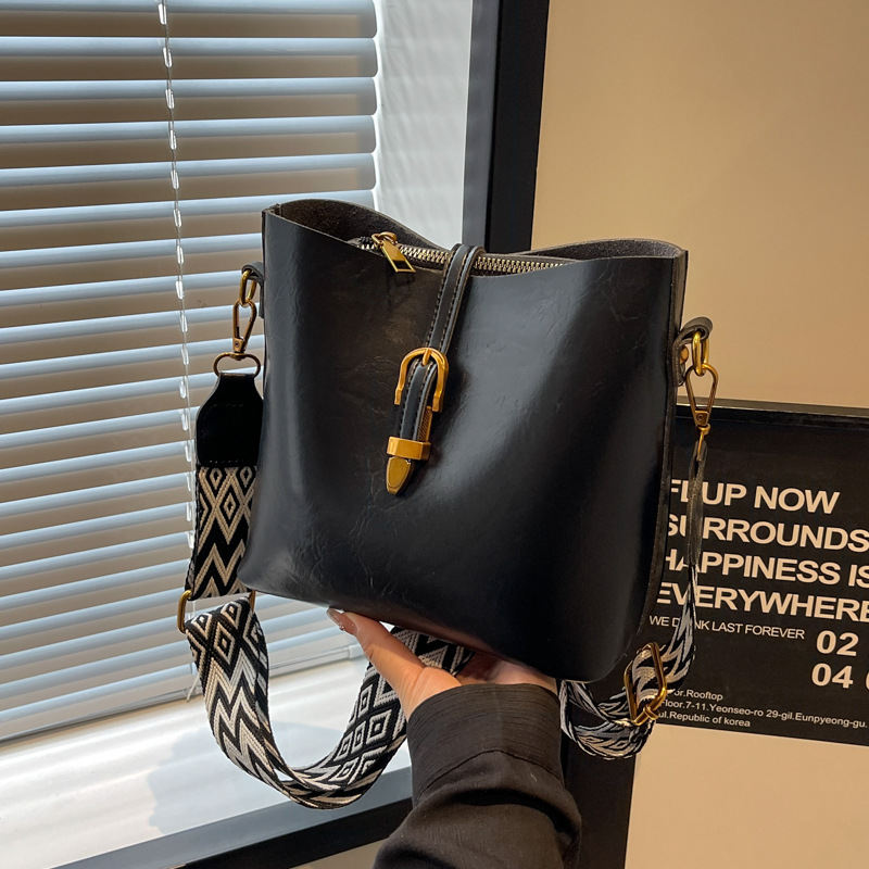 This year's popular large capacity bucket bag for women, 2024 spring and summer new retro single shoulder bag with wide strap crossbody bag